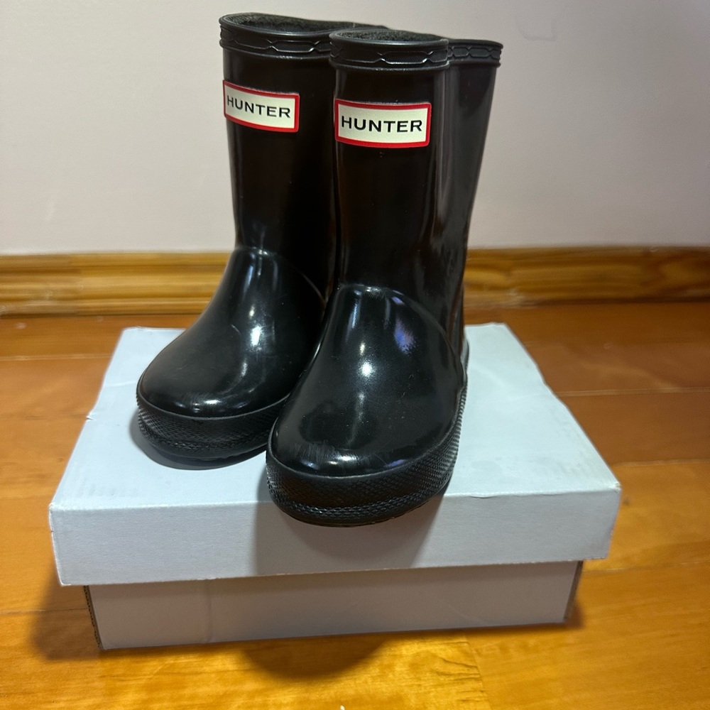 Hunter Kids First Classic Gloss Rainboots size 5 in mint condition.